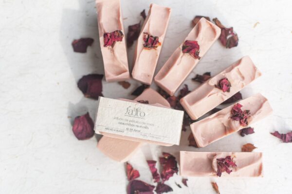 Jabón natural de pétalos de rosas hidratación profunda 60 gr - Imagen 3